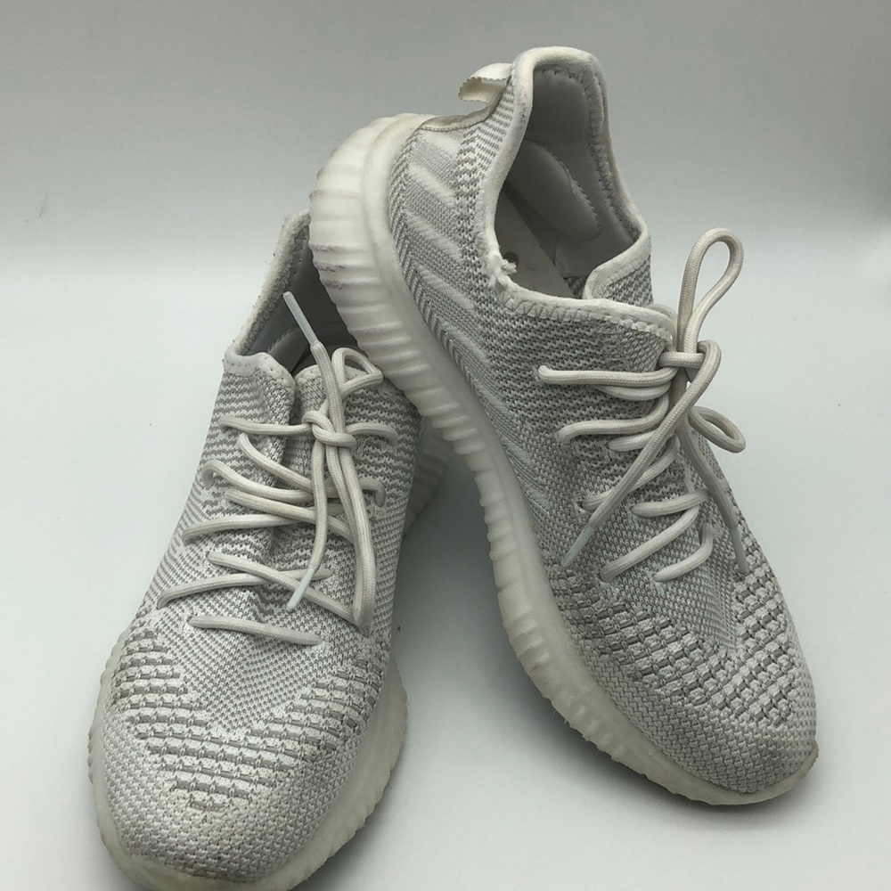 AVIA TENNIS SHOES.